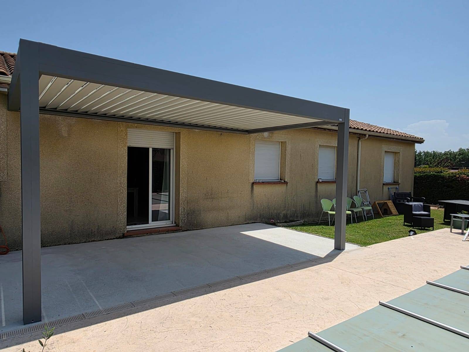Installation d'une pergola bio ECLIPSE adossée sur 2 poteaux motorisée sur la commune de Tournefeuille dans la région Toulousaine