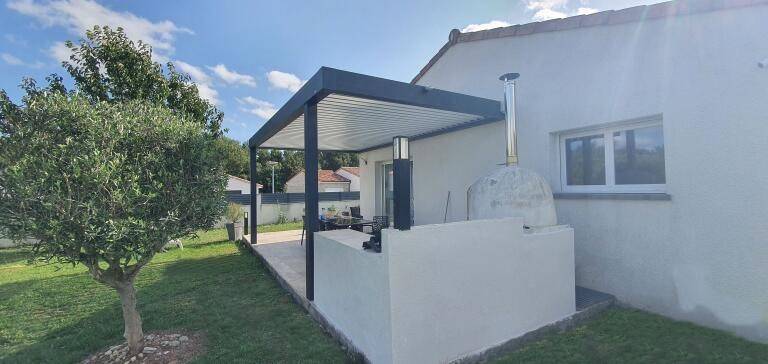 Installation d’une pergola bioclimatique DISTRAL modèle ECLIPSE sur mesure adossée sur 2 poteaux avec capteur pluie sur la commune de Saubens
