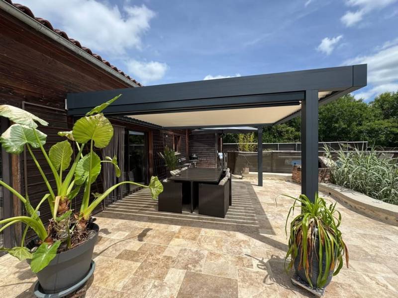 vente et pose pergola bioclimatique contre un mur avec poteau déporté Toulouse 