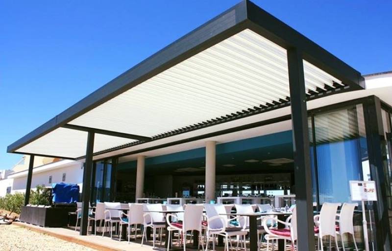 Devis pergola bioclimatique avec poteaux décalés St Lys