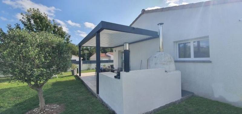 Installation d’une pergola bioclimatique DISTRAL modèle ECLIPSE sur mesure adossée sur 2 poteaux avec capteur pluie sur la commune de Saubens